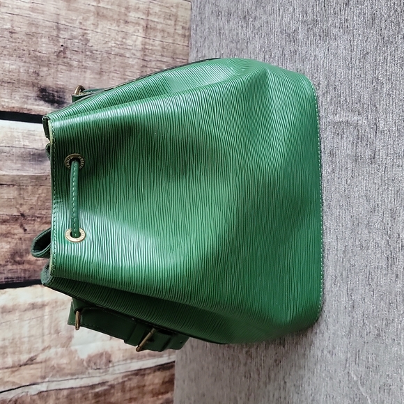 Authentic Louis Vuitton Green Noe MM - Picture 3 of 10